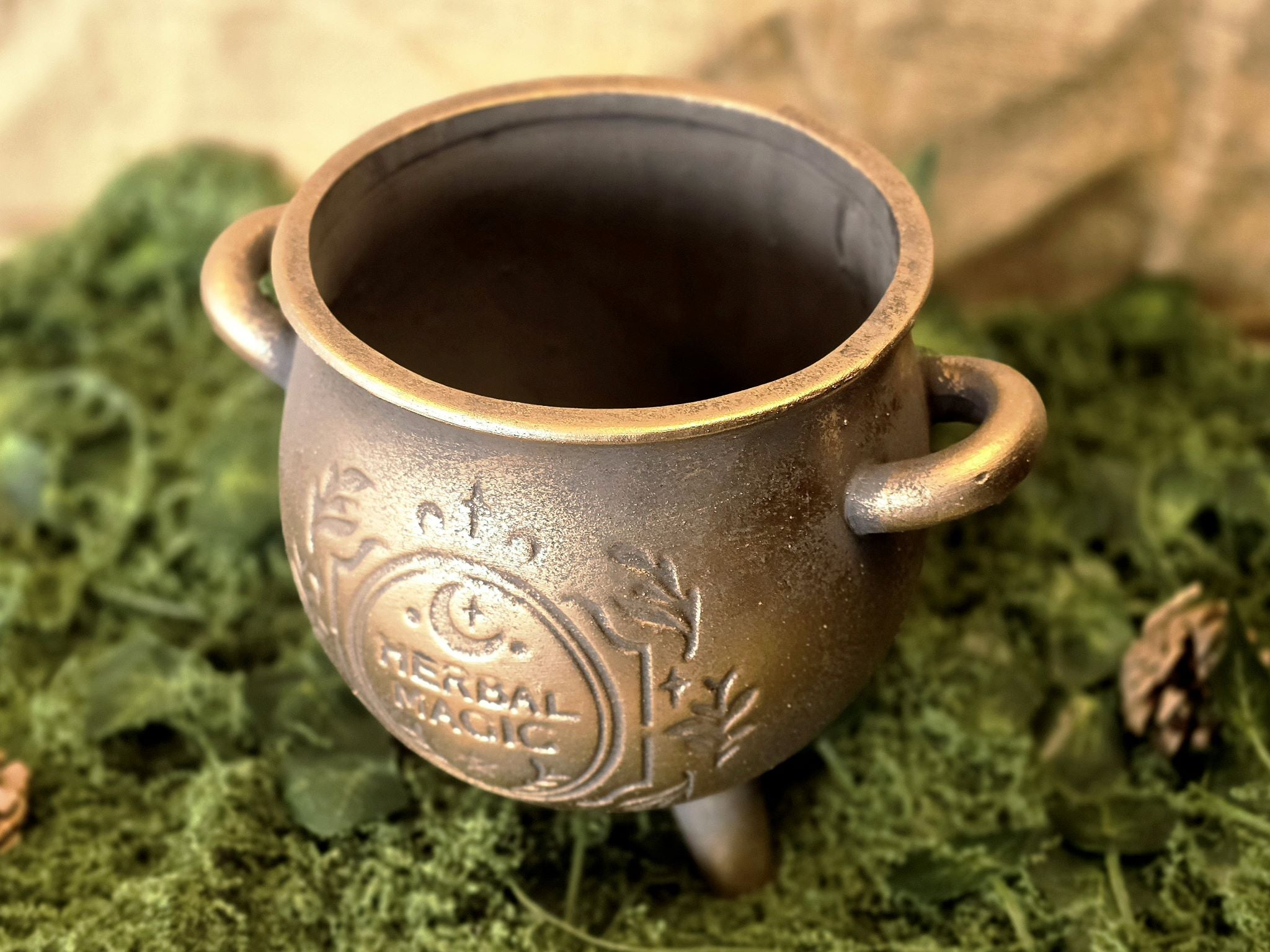 Herbal macig tekstillä varustettu ruukkuu kukille tai yrteille. 