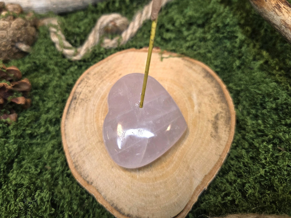 Ruusukvartsista valmistettu sydämen muotoinen suitsukepidike suitsuketikuille. 