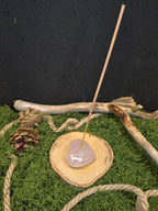 Ruusukvartsista valmistettu sydämen muotoinen suitsukepidike suitsuketikuille. Ruusukvartsin väri on vaaleanpunainen.