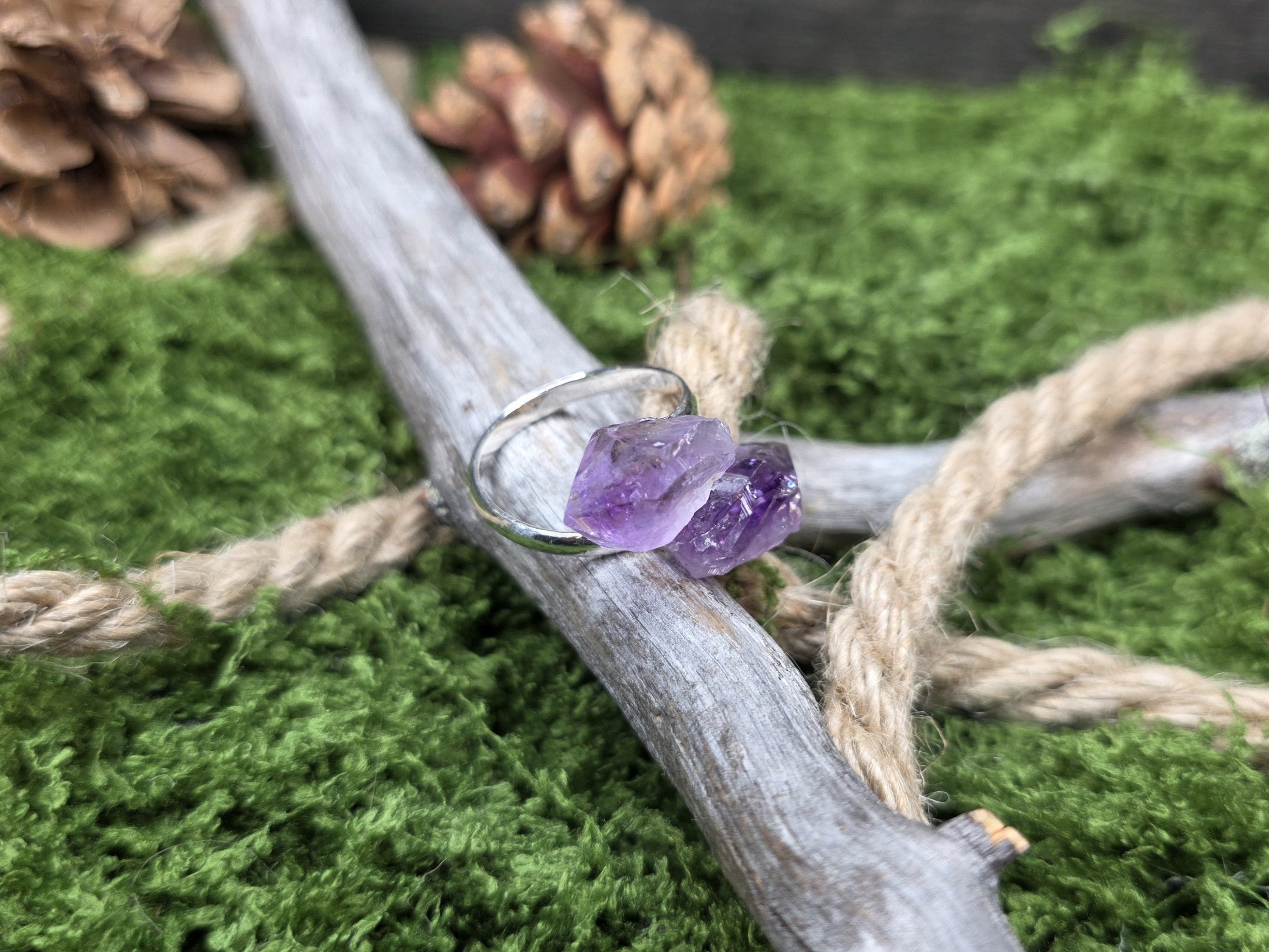 Säädettävä ametisti sormus kahdelle ametisti kivellä. 