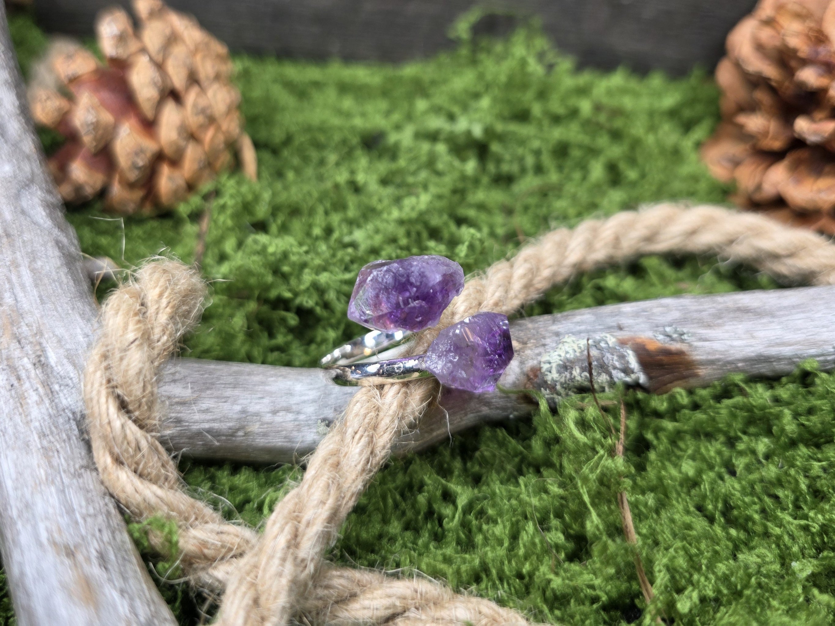 Säädettävä ametisti sormus kahdelle ametisti kivellä. 