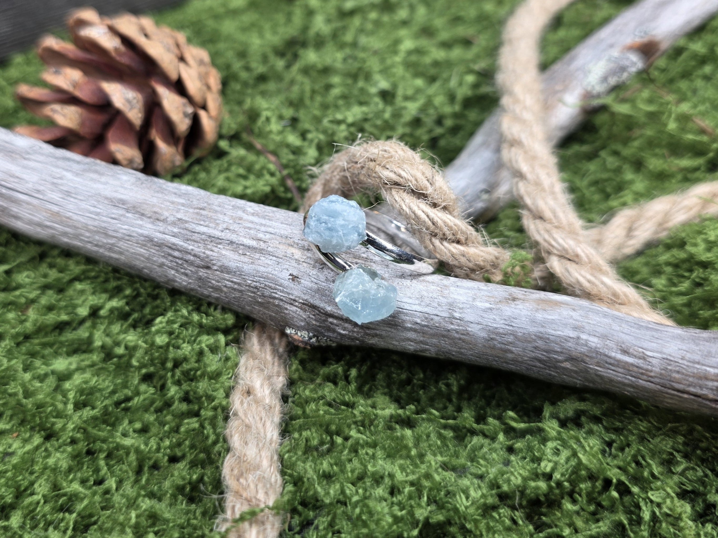 Säädettävä sormus, kahdella akvamariini kivellä.