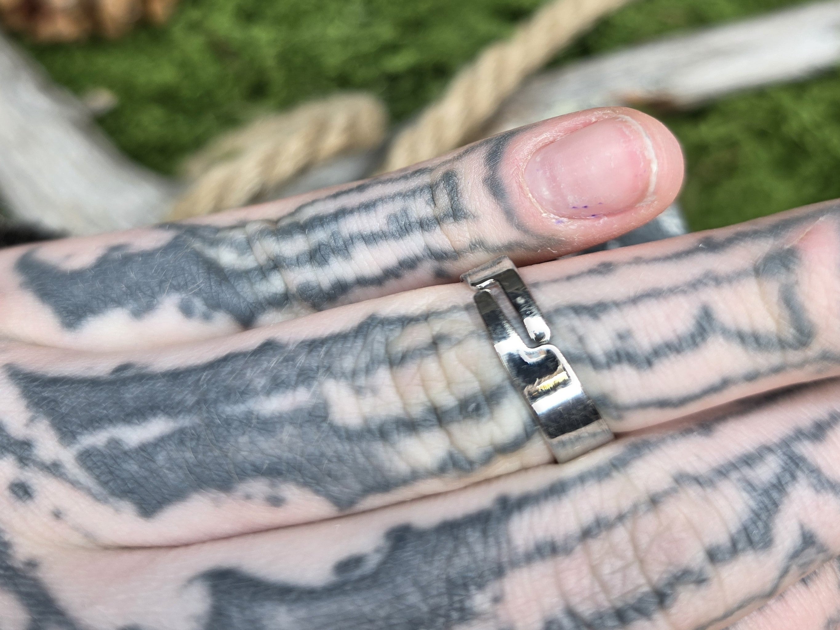 Säädettävä sormus, kahdella akvamariini kivellä. Säätö takaa.