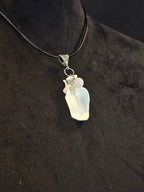 Kaulakoru, jossa on käytetty minkin lapaluuta ja seleniittihelmeä.