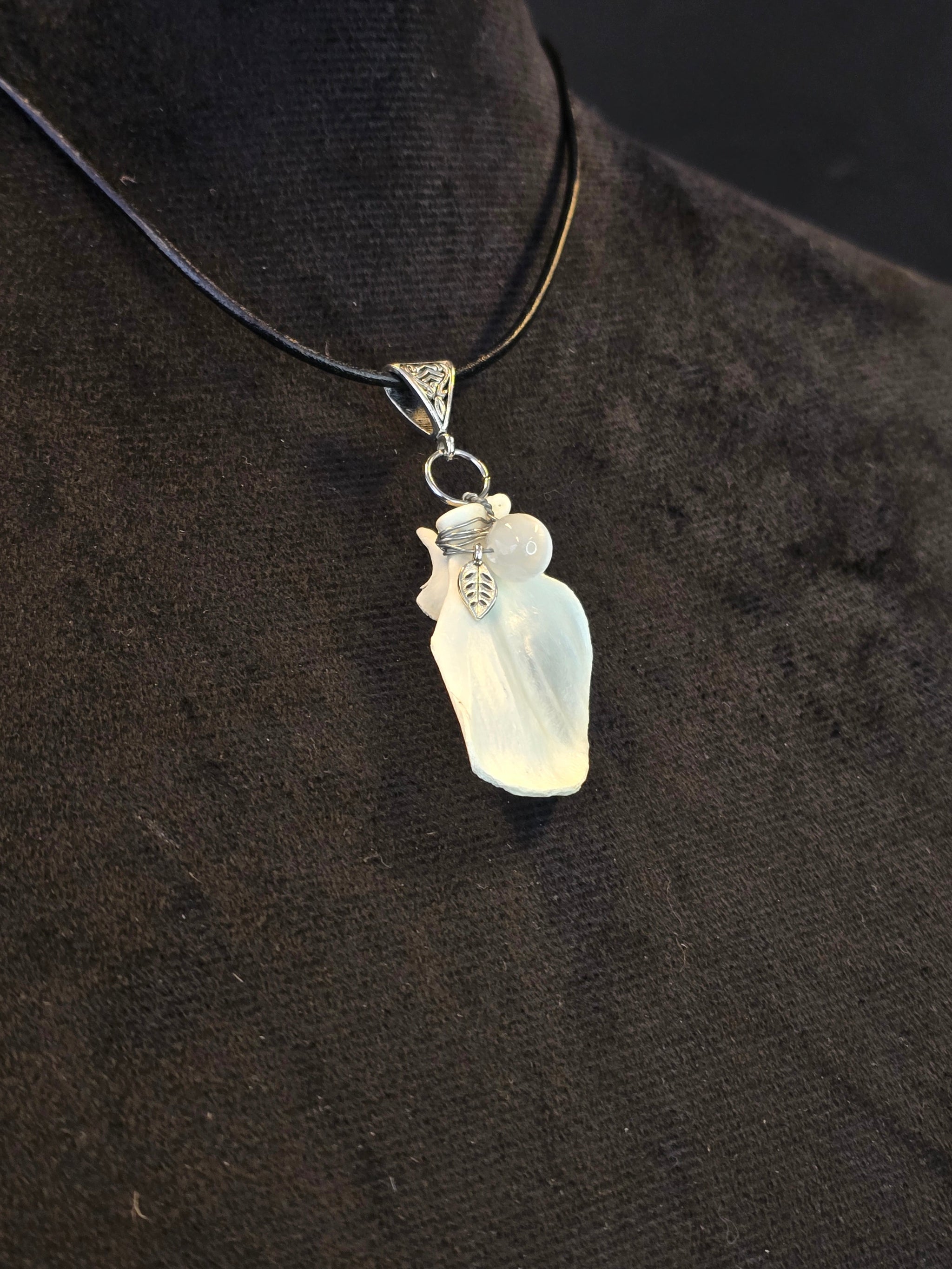 Kaulakoru, jossa on käytetty minkin lapaluuta ja seleniittihelmeä.