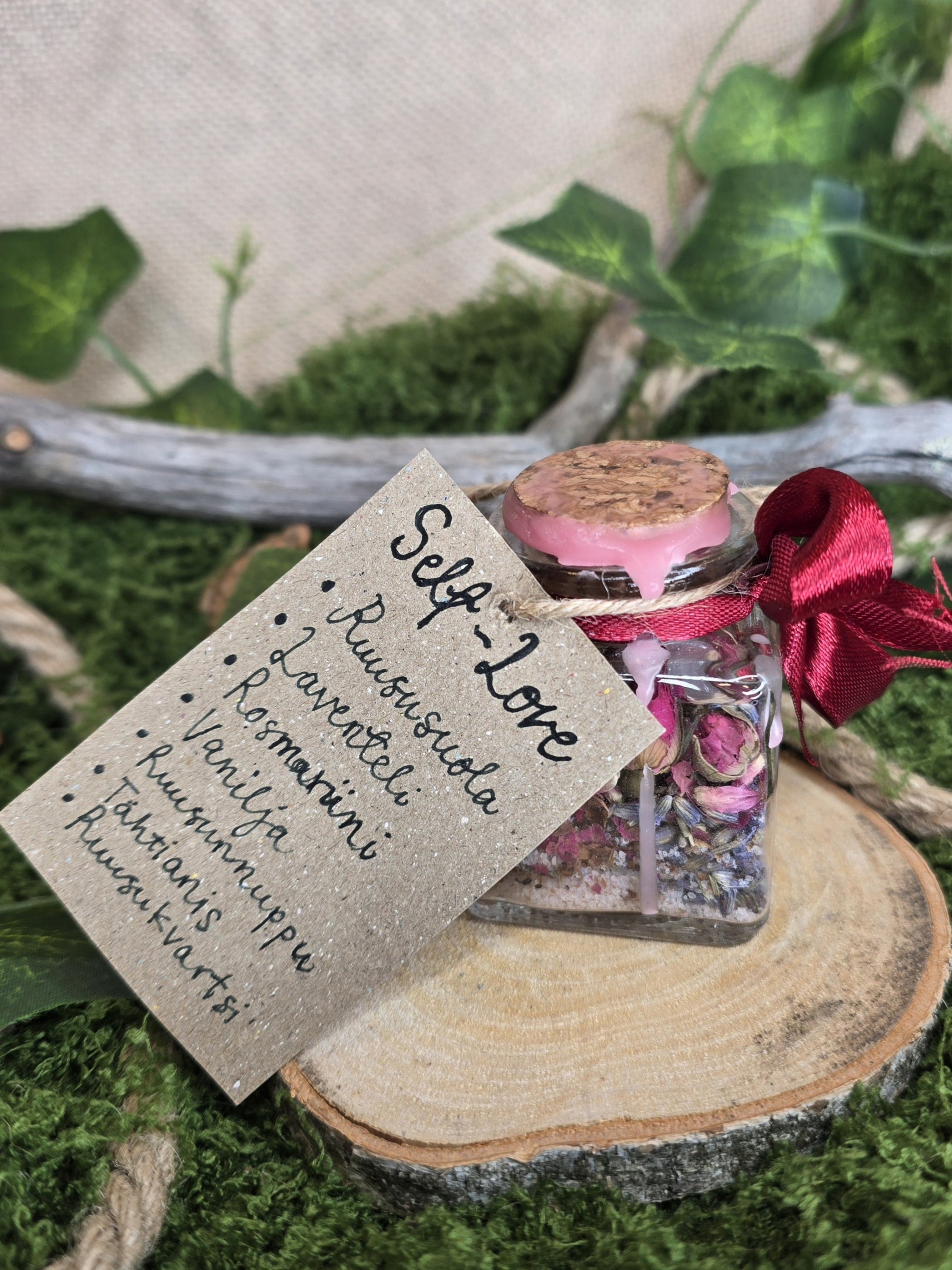 Loitsupullo sisältö: ruususuola, laventeli, rosmariini, vanilja, ruusunnuppu, tähtianis, ruusukvartsi