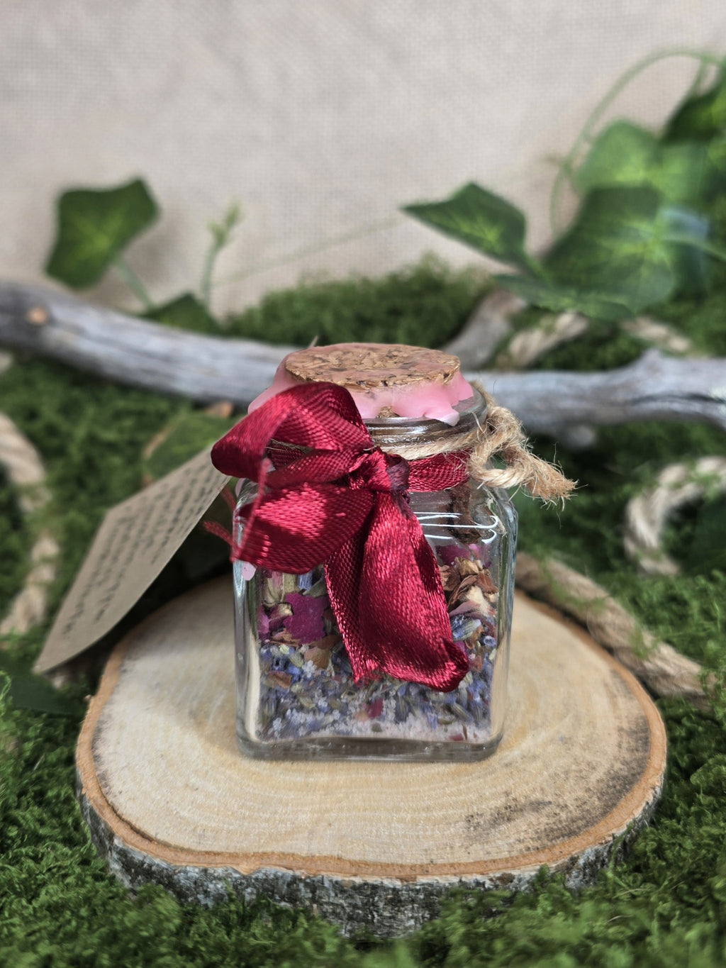 Loitsupullo sisältö: ruususuola, laventeli, rosmariini, vanilja, ruusunnuppu, tähtianis, ruusukvartsi