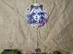 Ritan Joogamon valmistama sugar skull aiheinen tuulipyora lasikristalleilla.