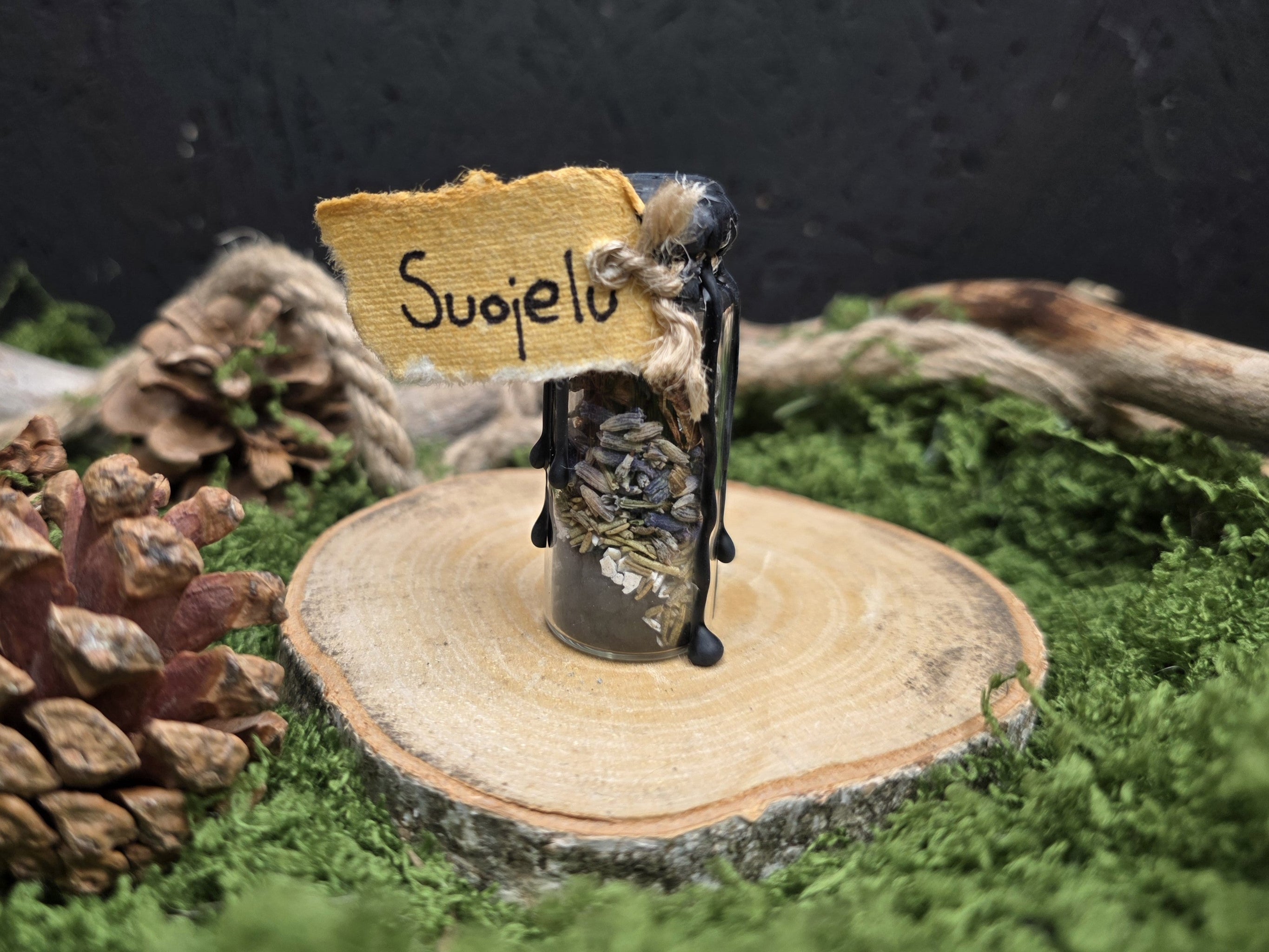 Loitsupullon sisältö: musta suola, kananmunankuori, laventeli, tähtianis, rosmariini, vuorikristalli.