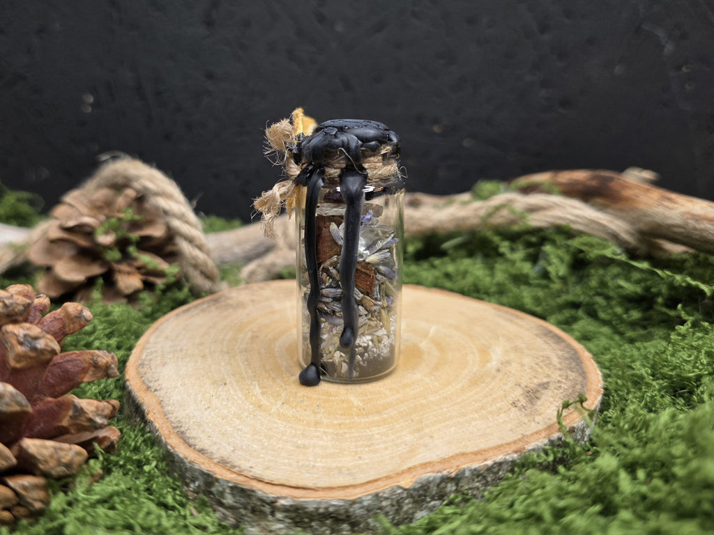 Loitsupullon sisältö: musta suola, kananmunankuori, laventeli, tähtianis, rosmariini, vuorikristalli.