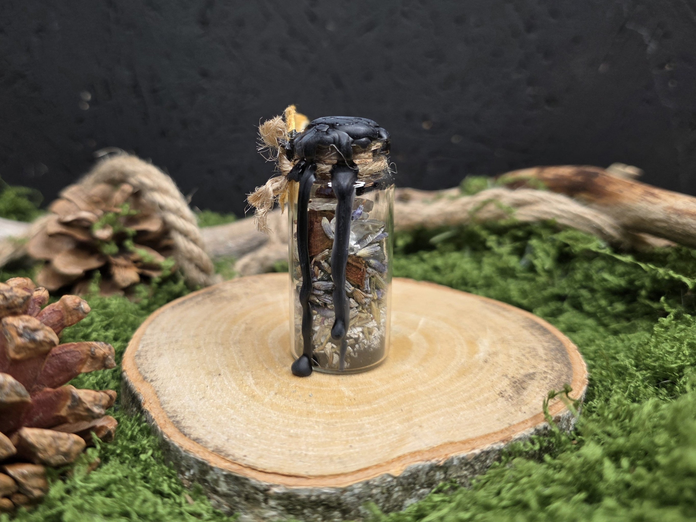 Loitsupullon sisältö: musta suola, kananmunankuori, laventeli, tähtianis, rosmariini, vuorikristalli.