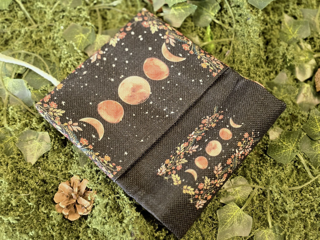Tarot korttien musta säilytyspussi, johon kuvattu kuunvaiheet.