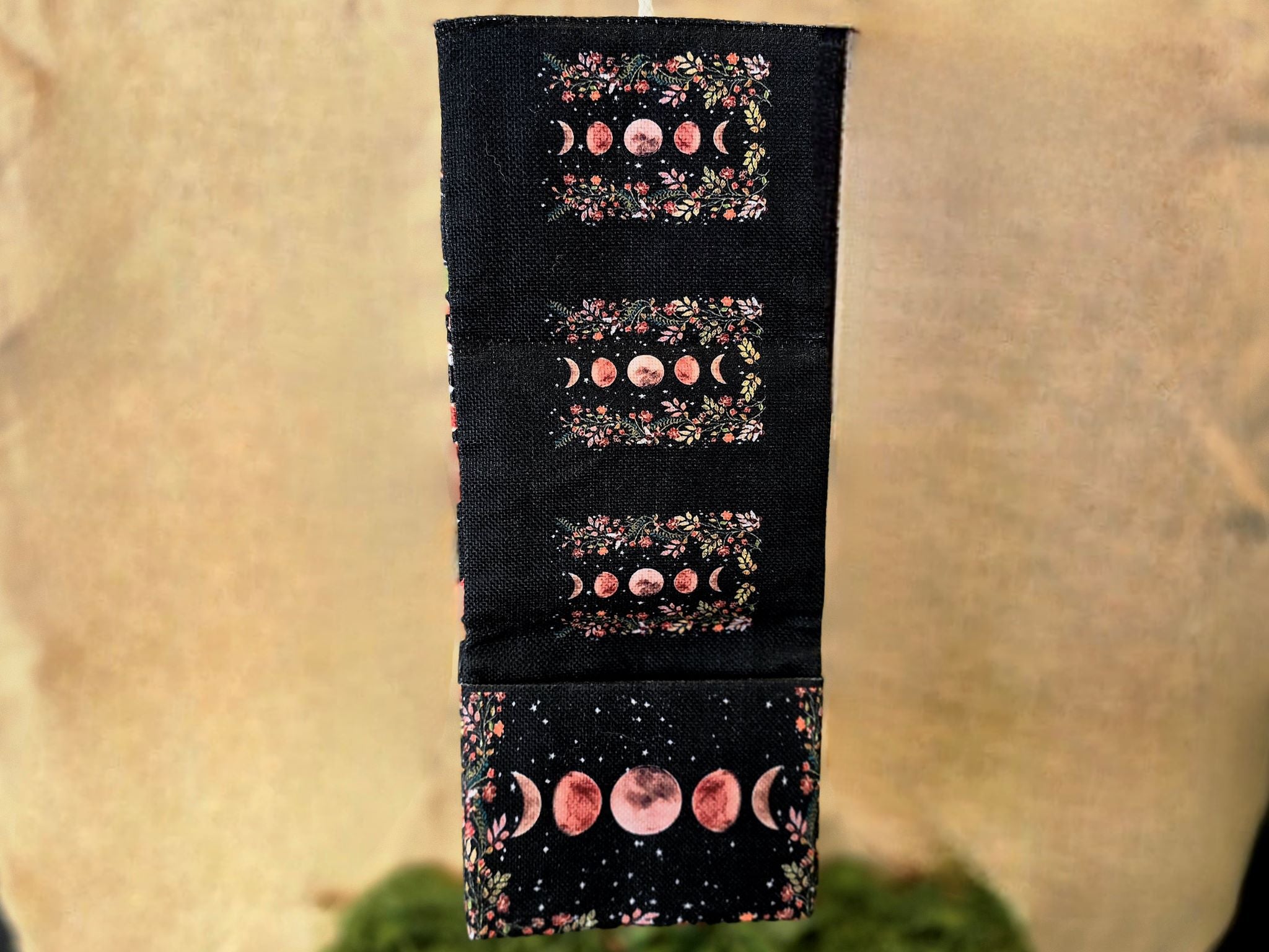 Tarot korttien musta säilytyspussi, johon kuvattu kuunvaiheet.