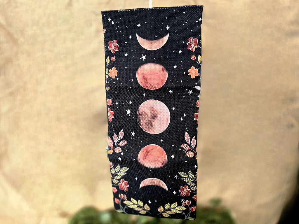 Tarot korttien musta säilytyspussi, johon kuvattu kuunvaiheet.