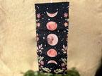 Tarot korttien musta säilytyspussi, johon kuvattu kuunvaiheet.