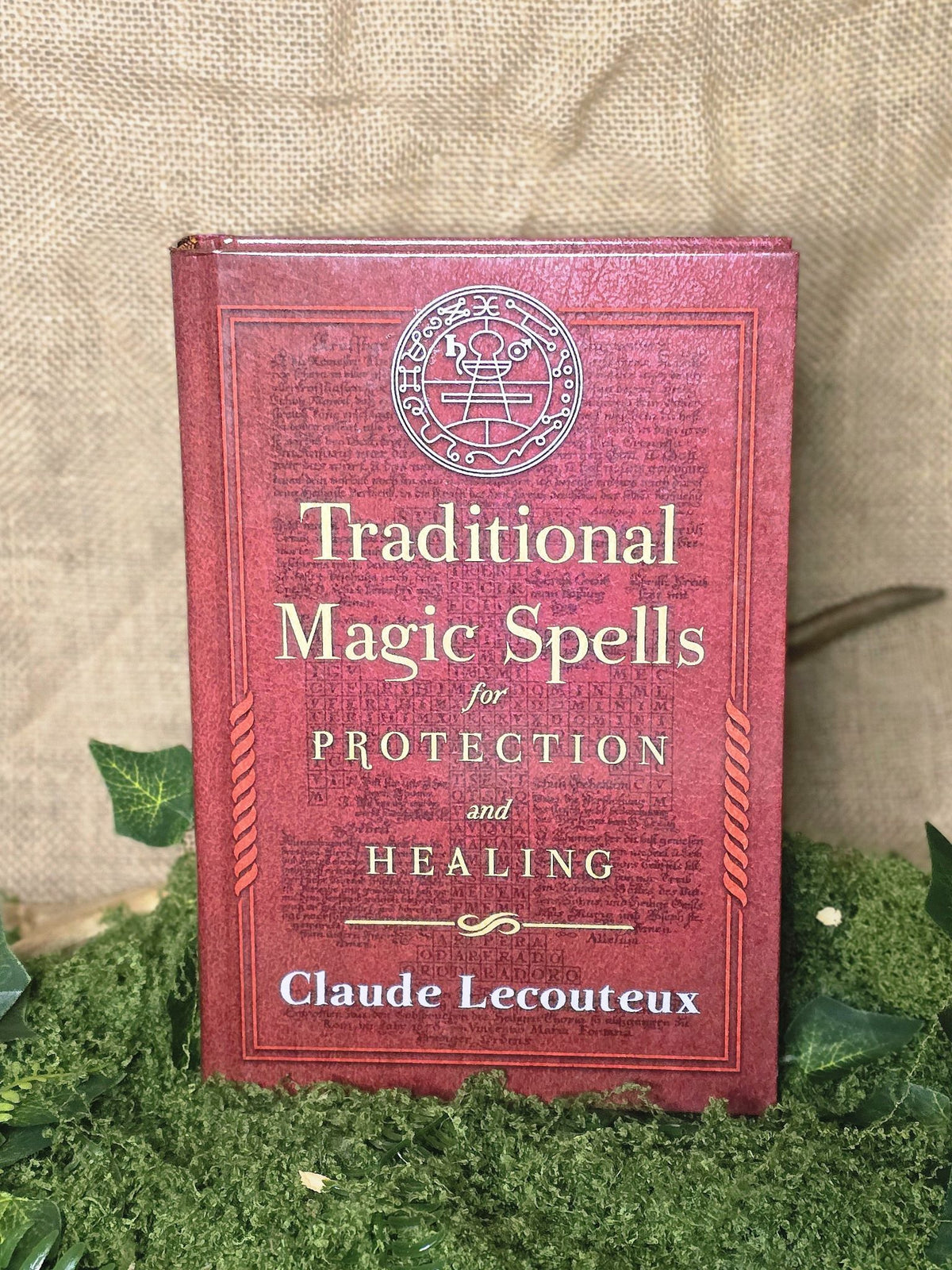 Traditional Magic Spells for Protection and Healing kirja.