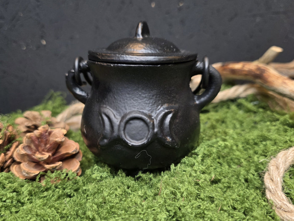 Pieni triple moon pata, valurautaa, kannella.