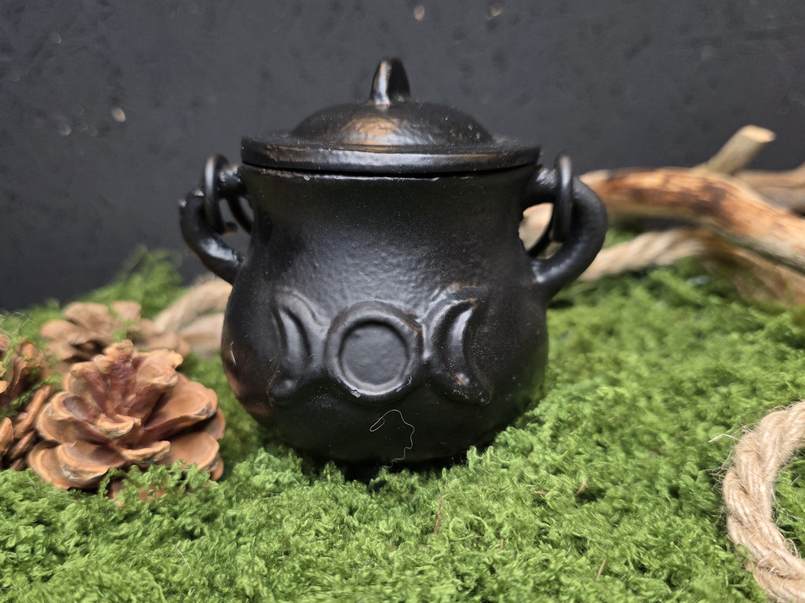 Pieni triple moon pata, valurautaa, kannella.