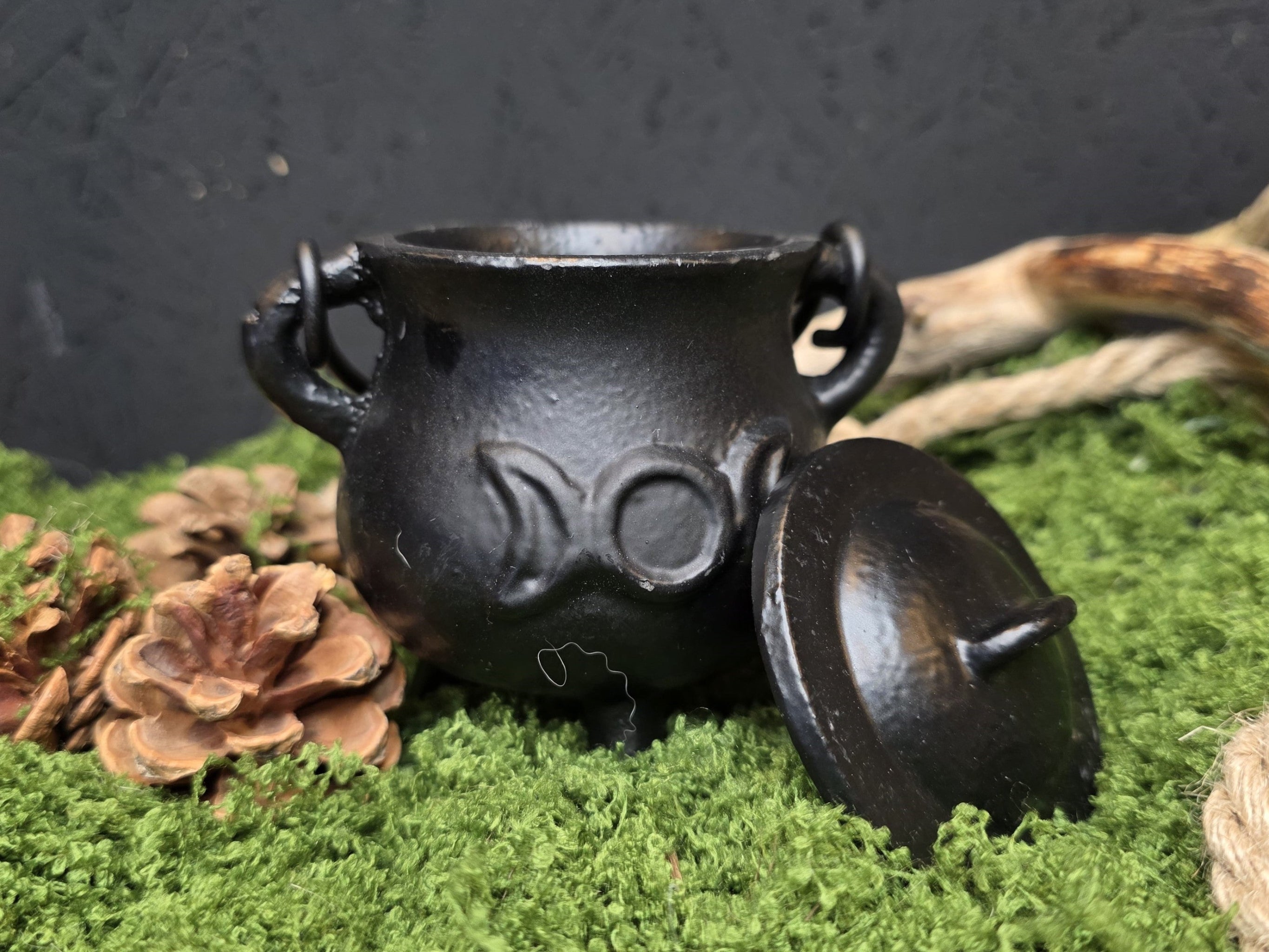 Pieni triple moon pata, valurautaa, kannella.