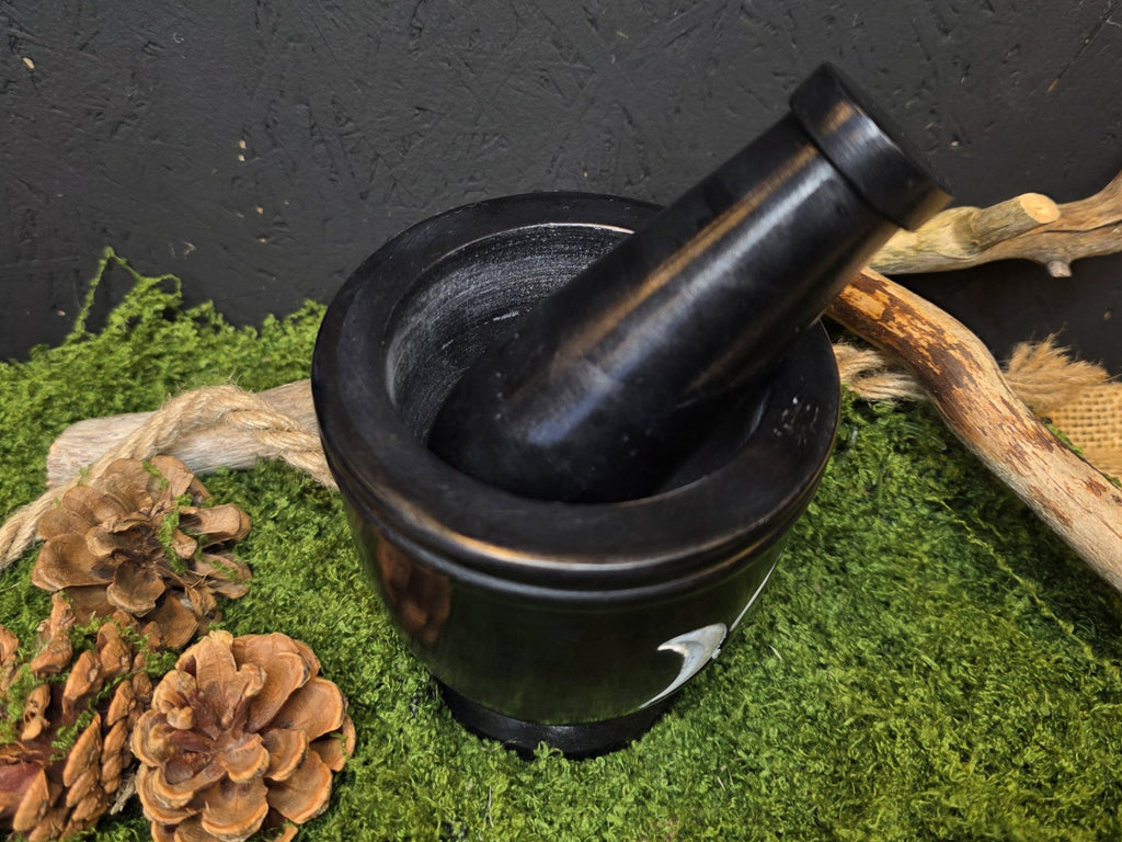 Musta triple moon aiheinen mortteli.