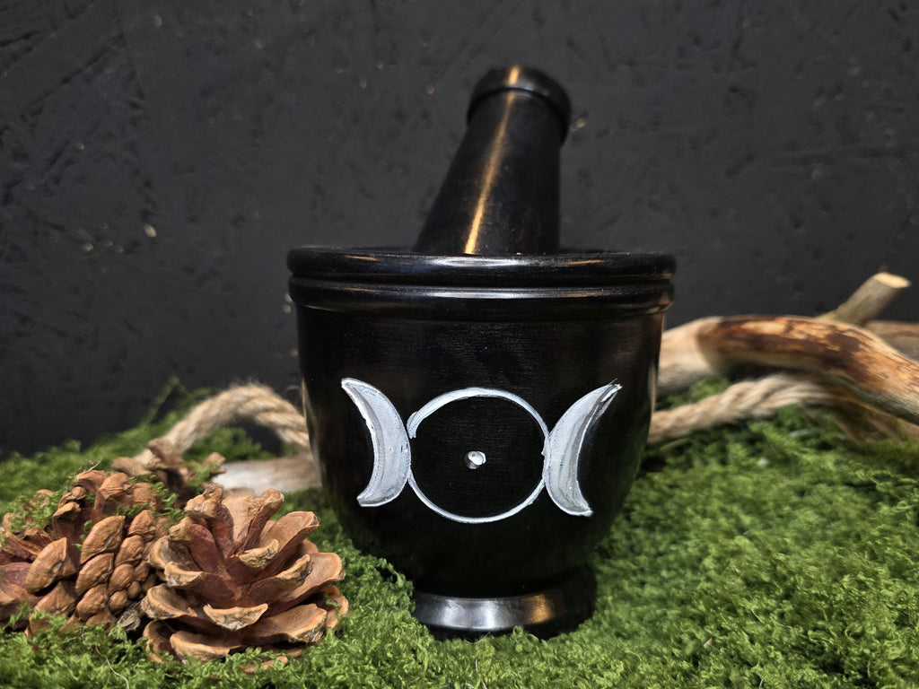 Musta triple moon aiheinen mortteli.