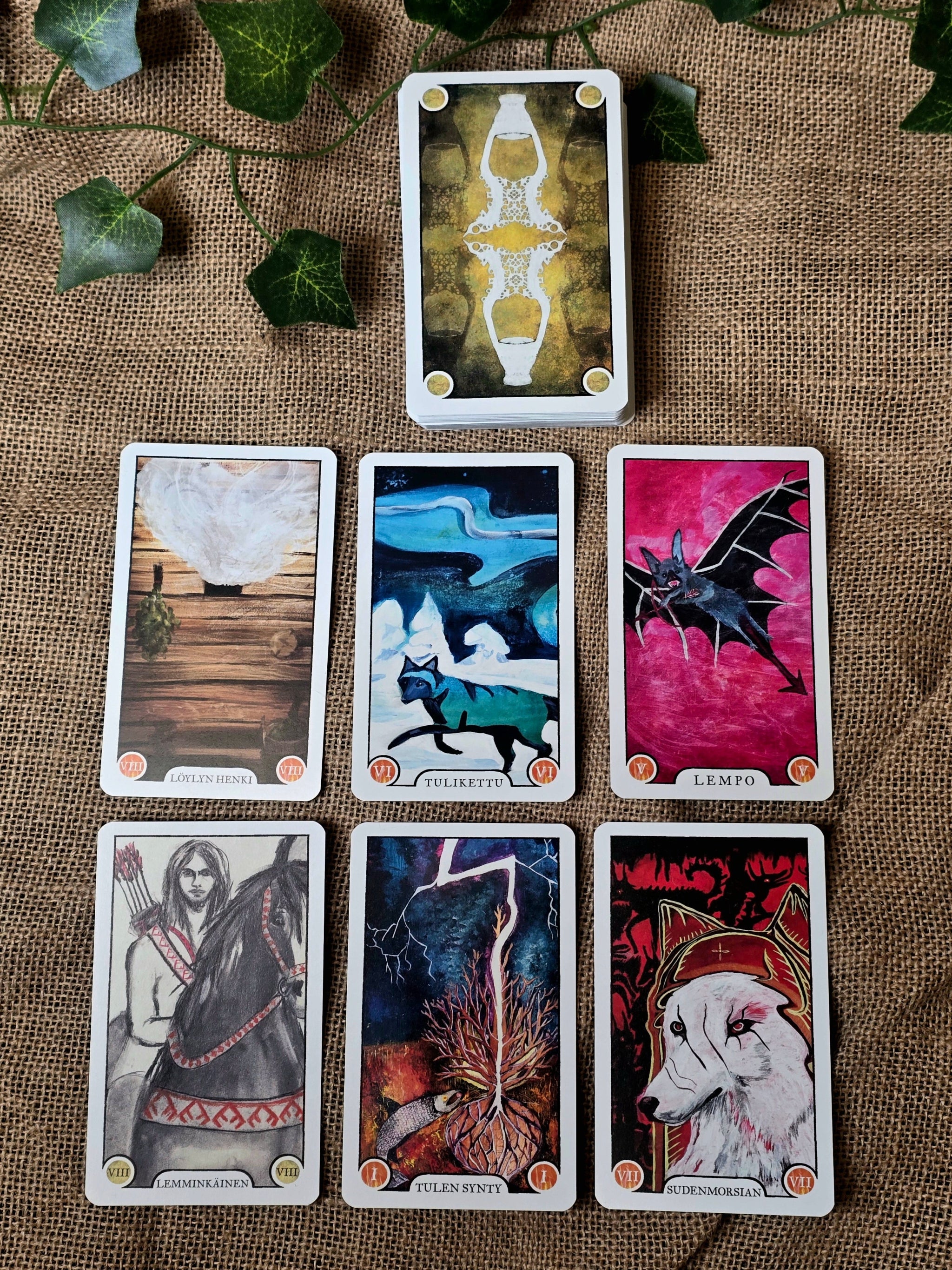 Ukon Pakka -tarotkortit ja kirja