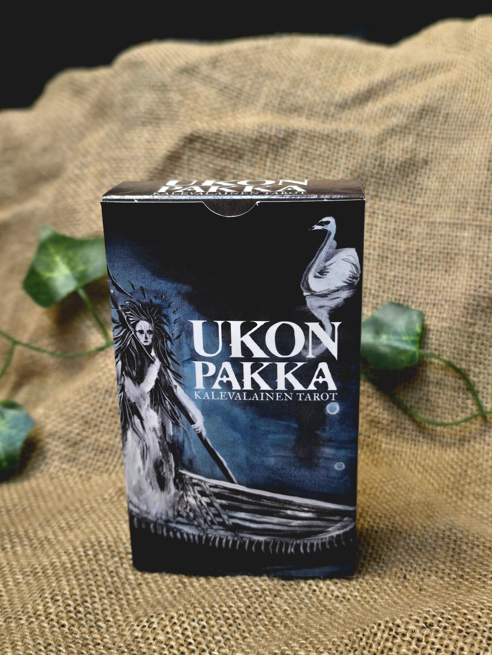 Ukon Pakka -tarotkortit ja kirja