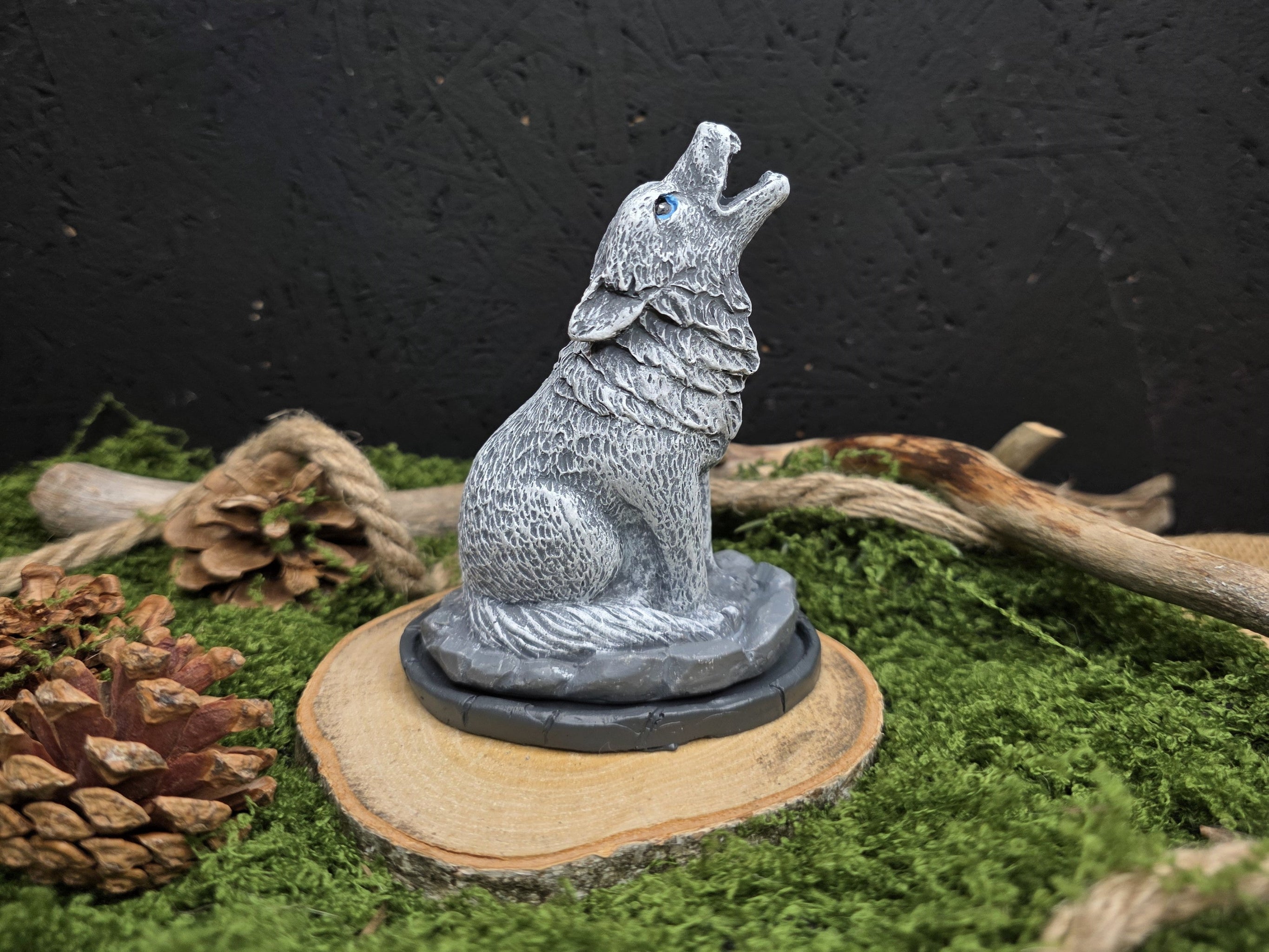 Ulvova susi suitsukepoltin kartiosuitsukkeille.