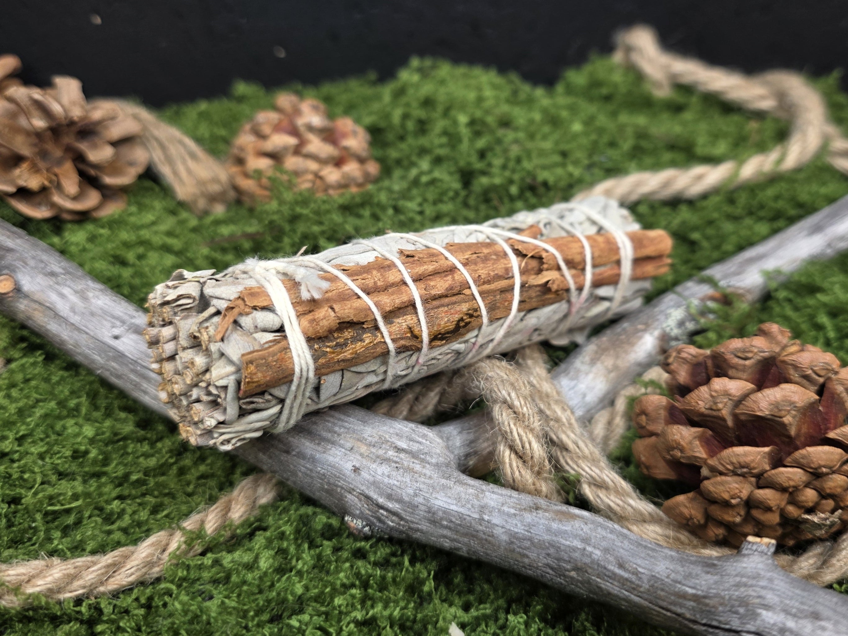 Valkosalvia-Kaneli Suitsukekimppu