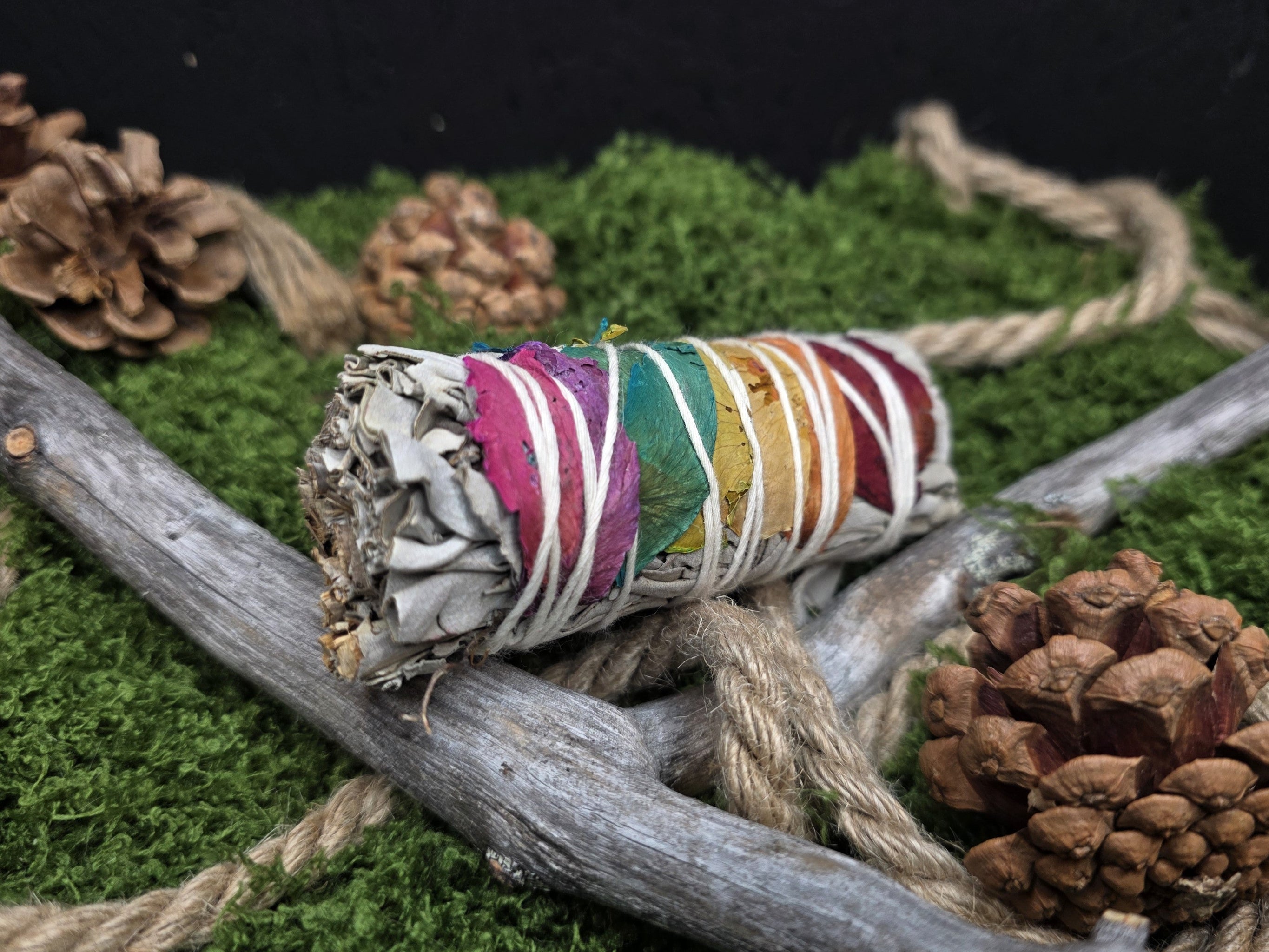 Valkosalvia 7 chakraa Suitsukekimppu