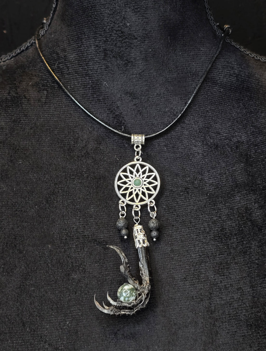 Metsävariksen unipolku -kaulakoru