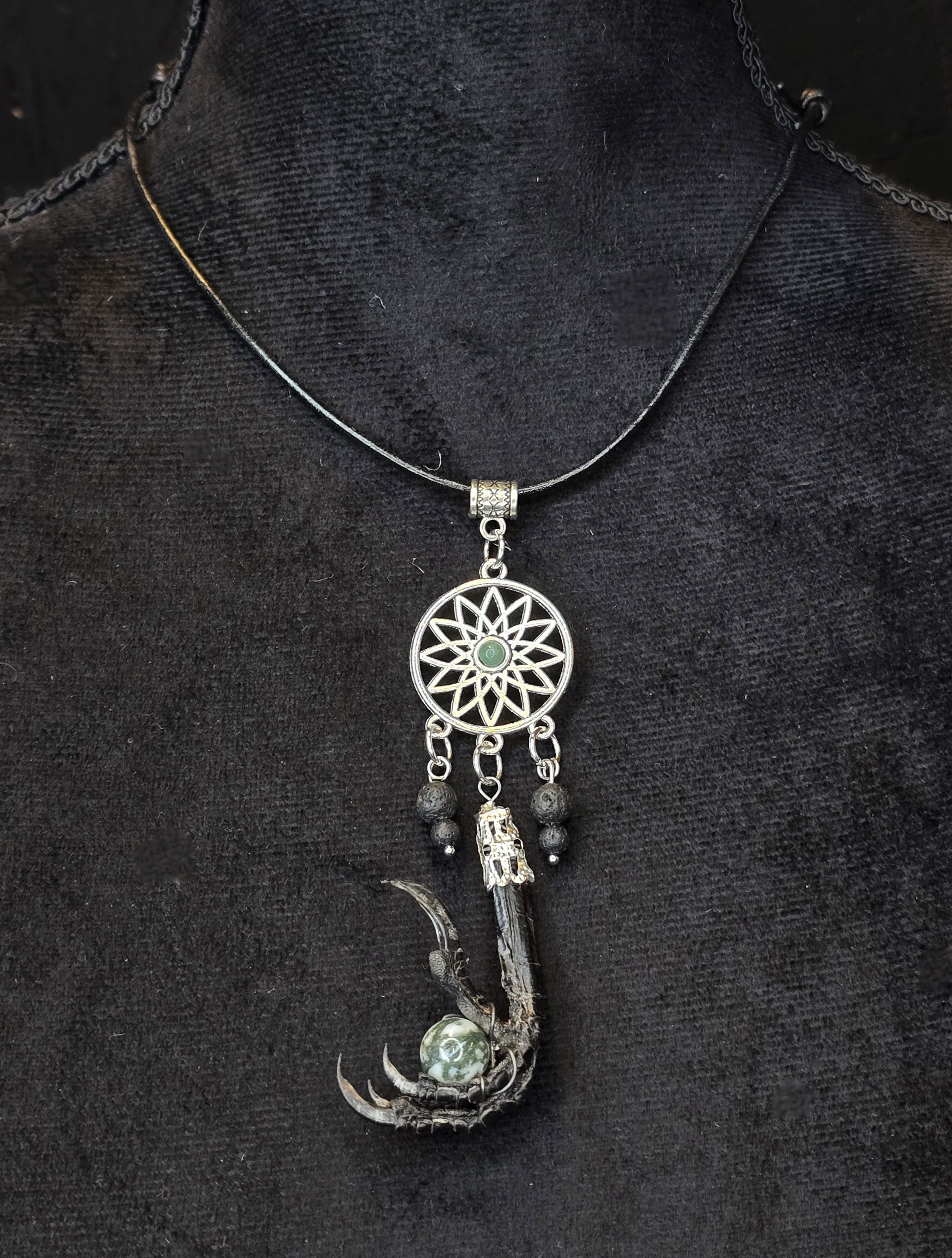 Metsävariksen unipolku -kaulakoru