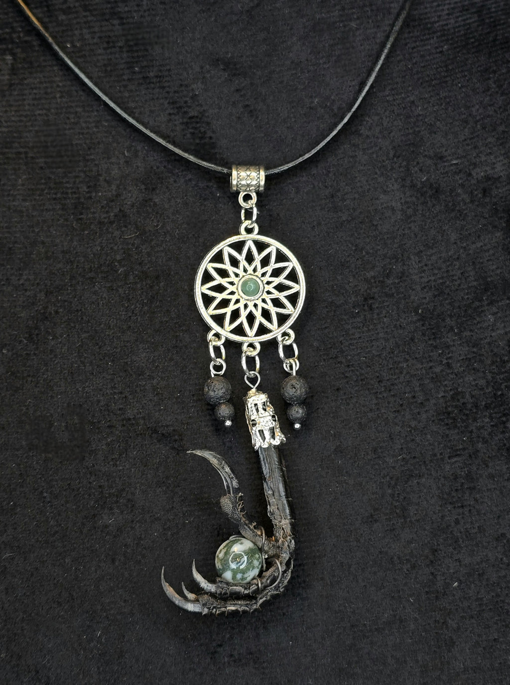 Metsävariksen unipolku -kaulakoru