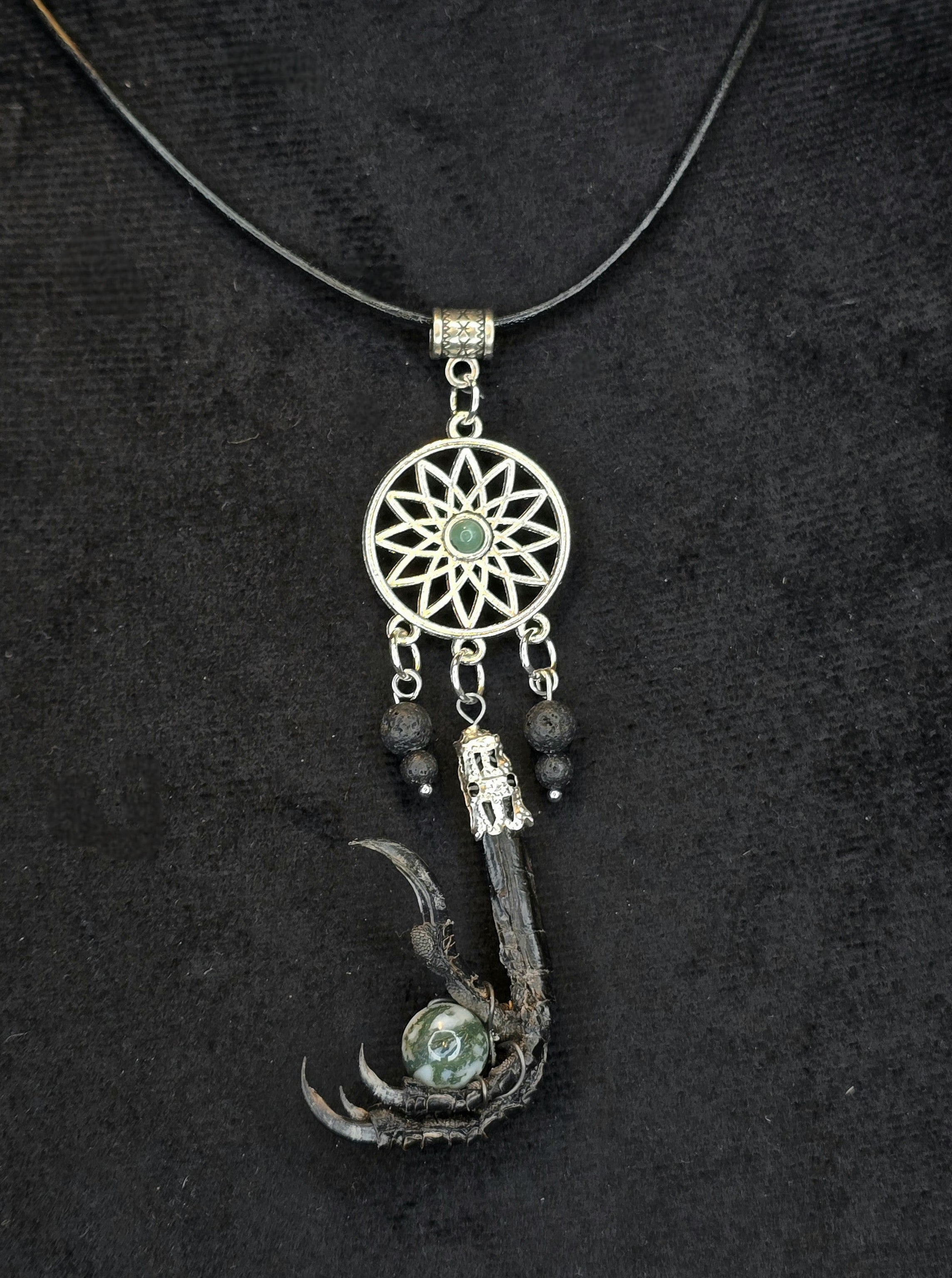 Metsävariksen unipolku -kaulakoru