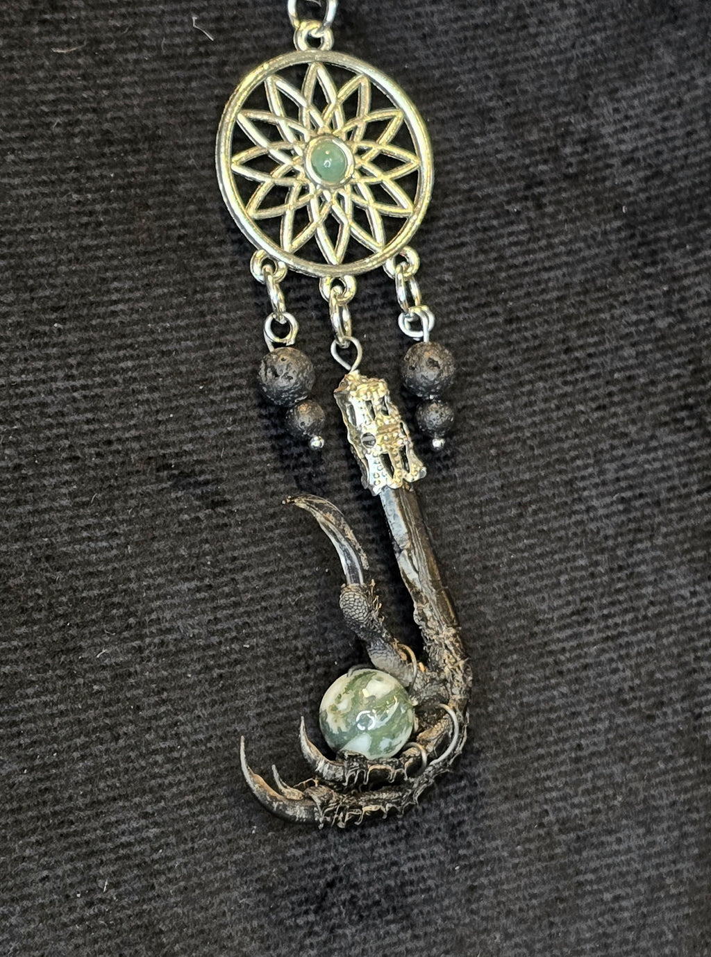 Metsävariksen unipolku -kaulakoru