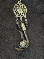 Metsävariksen unipolku -kaulakoru