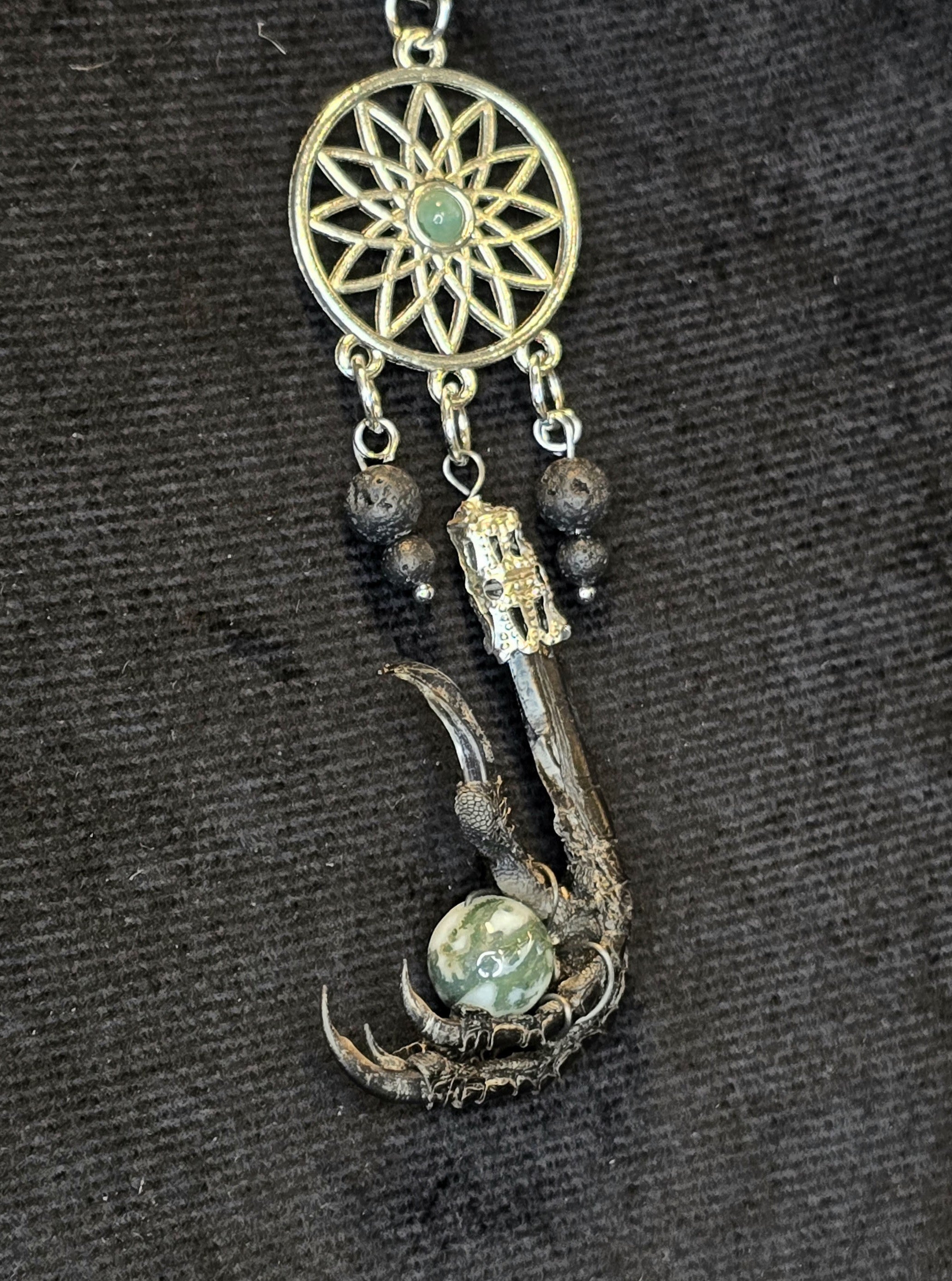 Metsävariksen unipolku -kaulakoru