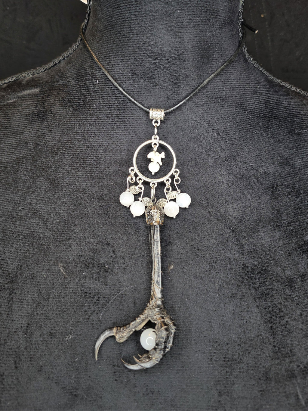 Kaulakoru, jossa variksen jalka, naakan nikamaluu. Koristeltu myös seleniitti ja kuukivihelmillä.