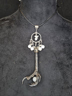 Kaulakoru, jossa variksen jalka, naakan nikamaluu. Koristeltu myös seleniitti ja kuukivihelmillä.