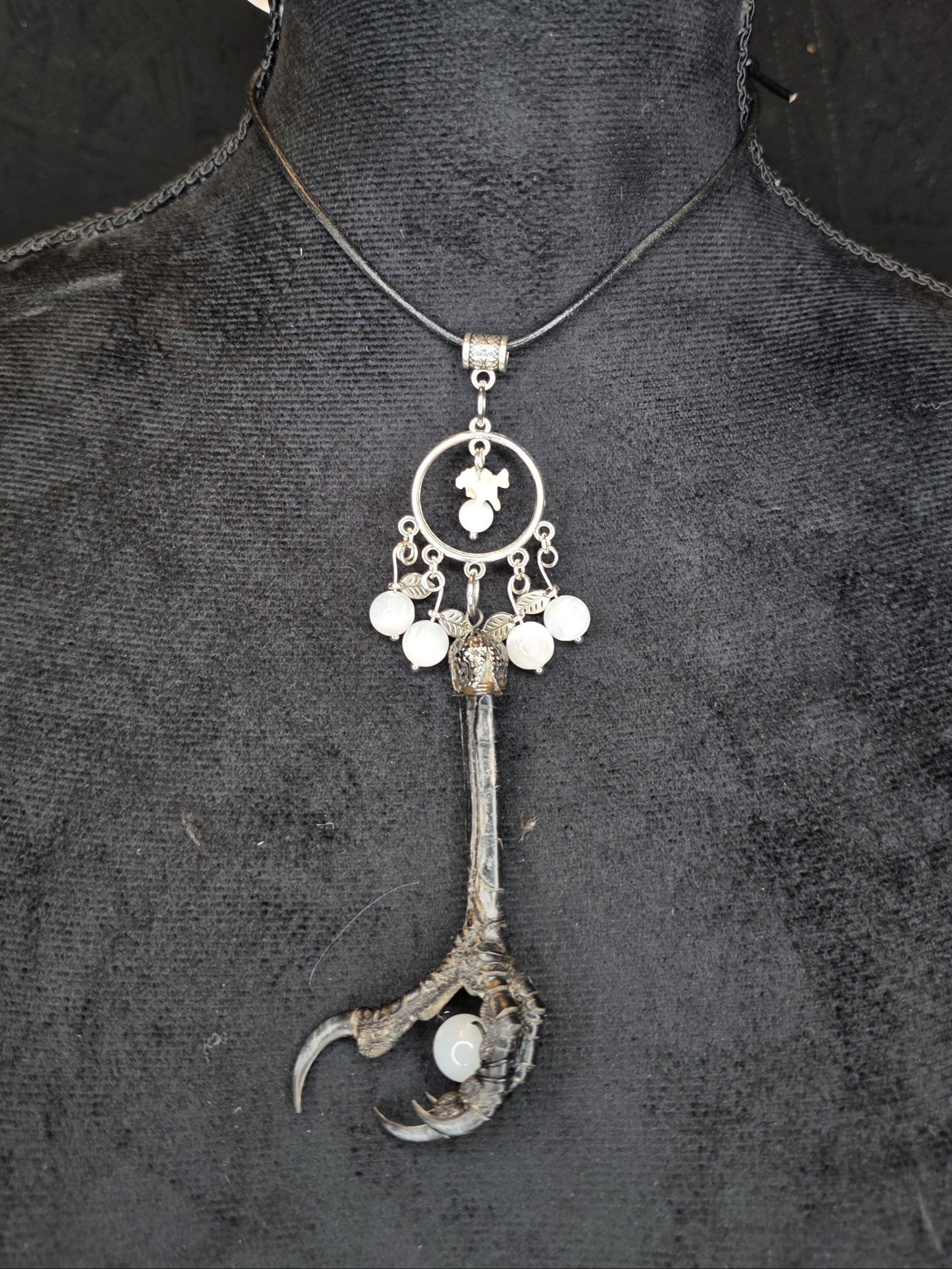 Kaulakoru, jossa variksen jalka, naakan nikamaluu. Koristeltu myös seleniitti ja kuukivihelmillä.