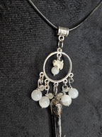 Kaulakoru, jossa variksen jalka, naakan nikamaluu. Koristeltu myös seleniitti ja kuukivihelmillä. Lähikuva yksityiskohdasta.