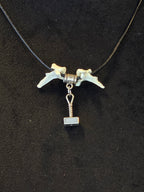 Kaulakoru, jossa käytetty variksen nikamia, ja thorin vasara symboli. 