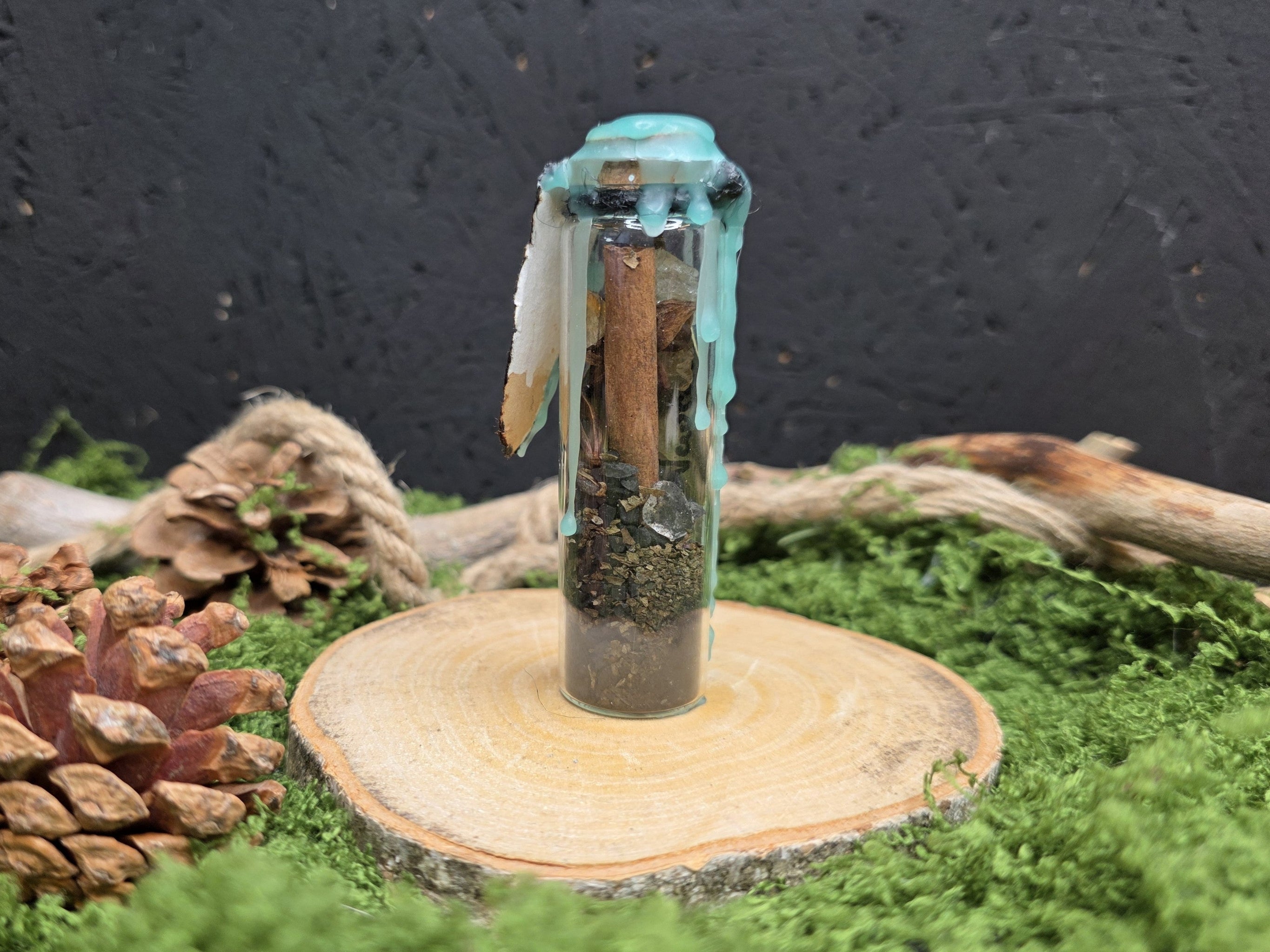 Loitsupullon sisältö: musta suola, kanelitanko, basilika, laakerinlehti, vuorikristalli, sitriini ja vihreä vaha.