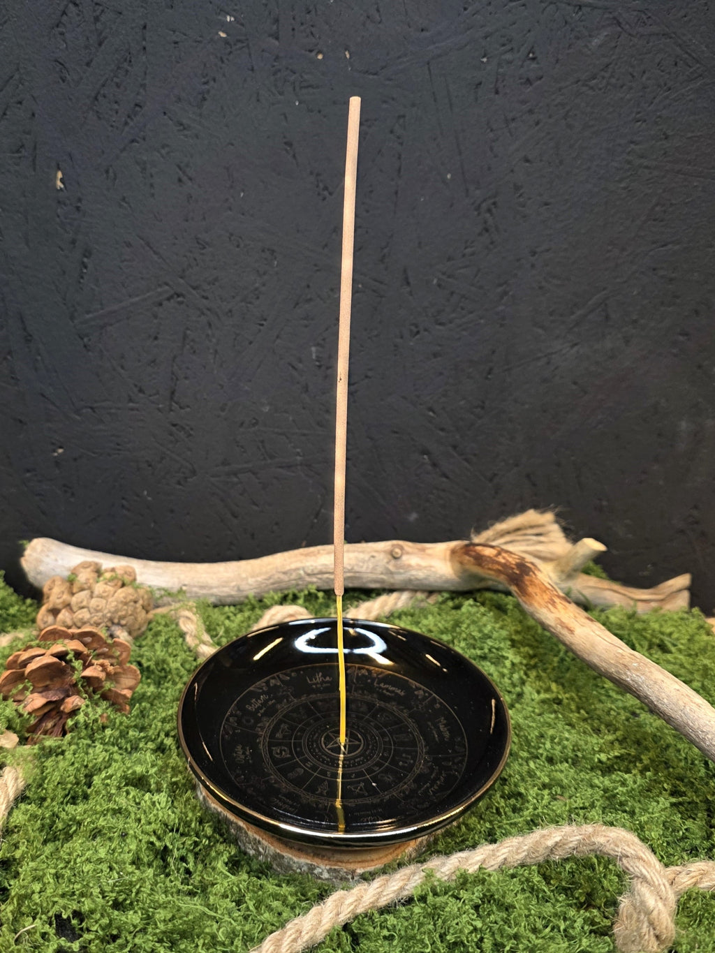 Vuodenpyörä suitsukepidike