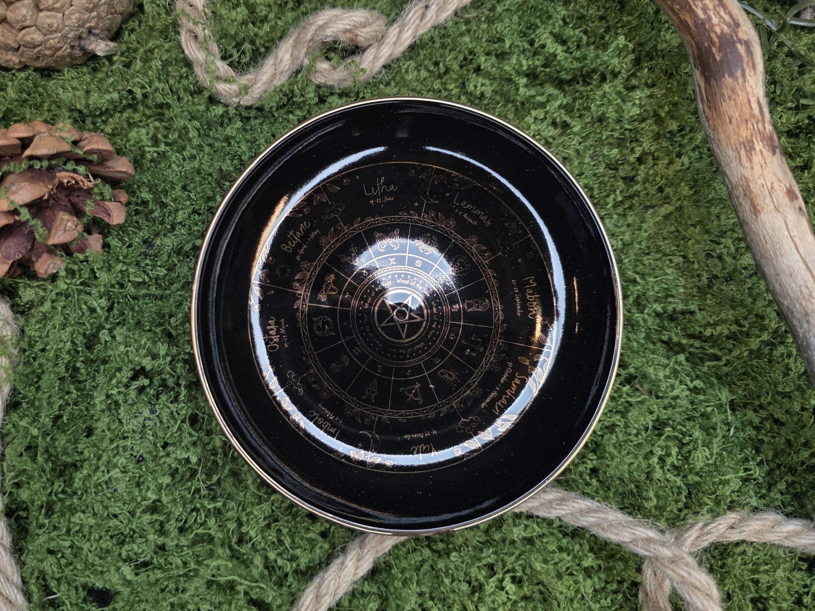 Vuodenpyörä suitsukepidike