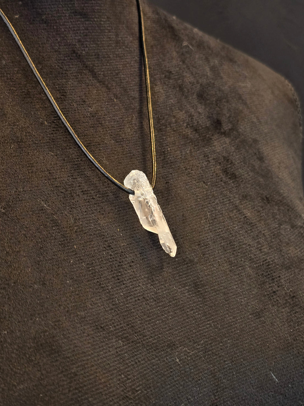 Vuorikristalli kivi nahkanauhassa. 