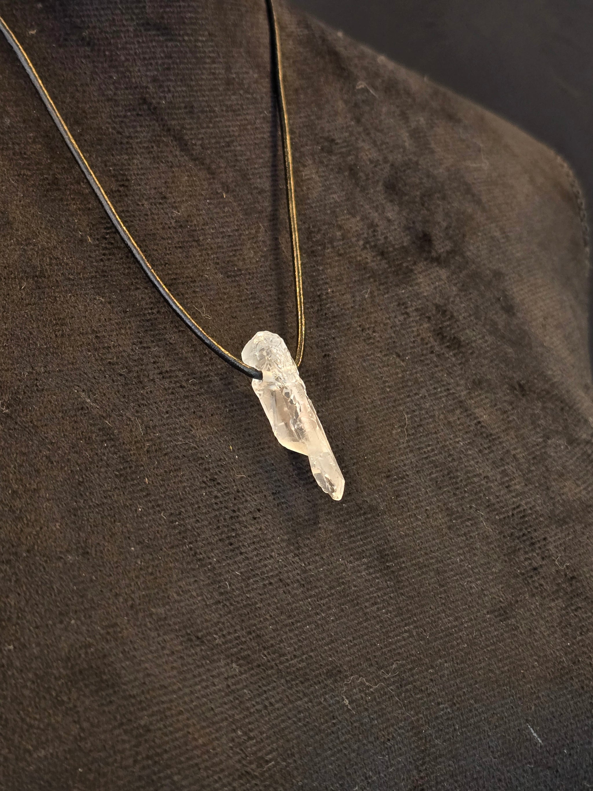 Vuorikristalli kivi nahkanauhassa. 