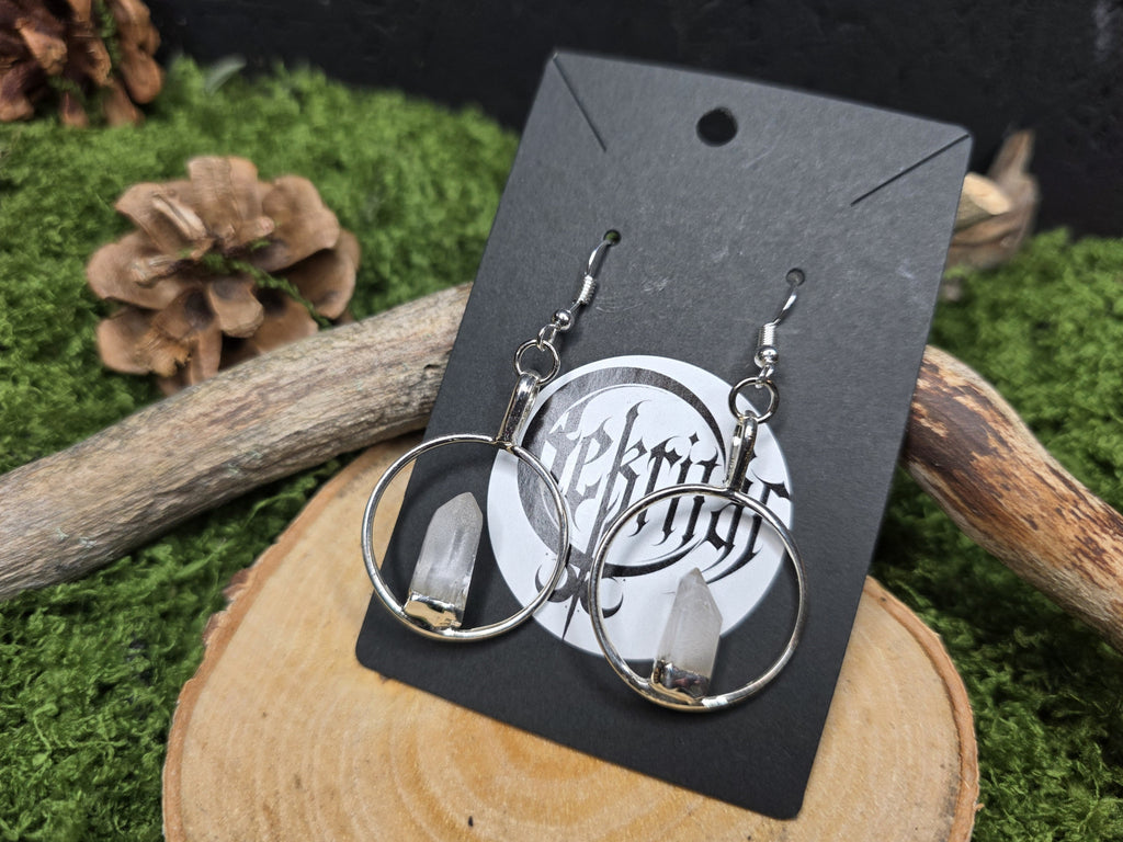 Pyöreät kauniit vuorikristallikorvakorut.