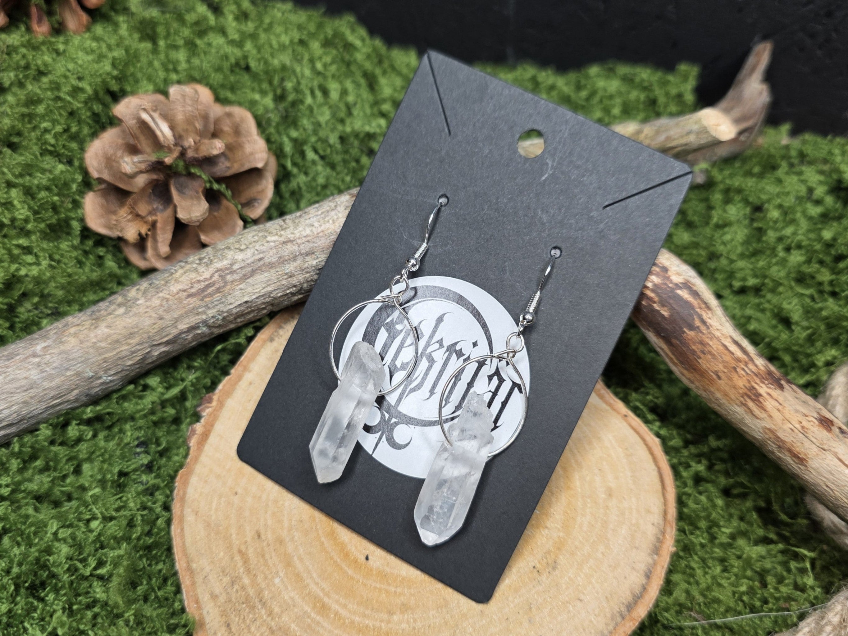 Kekrittären valmistamat vuorikristallikorvakorut. 