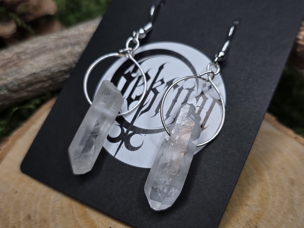 Kekrittären valmistamat vuorikristallikorvakorut. Lähikuva.